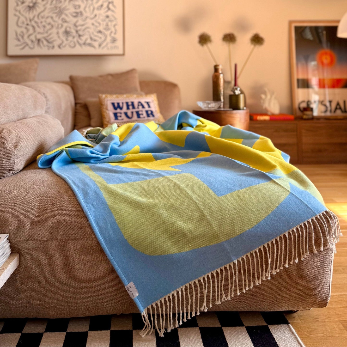 abstrakt gemusterte designer decke im stilvollen wohnzimmer