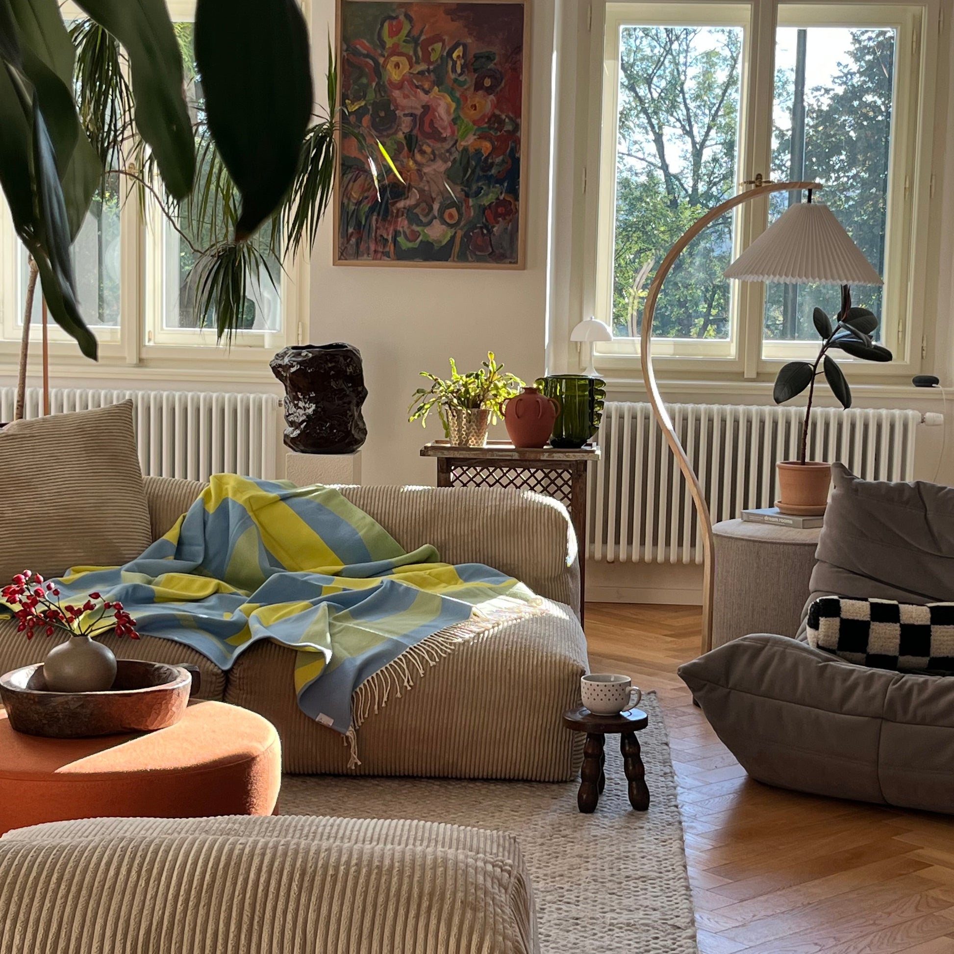 exklusive designer-decke aus reiner baumwolle im HENSE design im modernen wohnzimmer